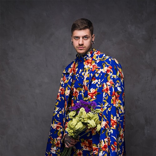 hombre luce kimono moderno