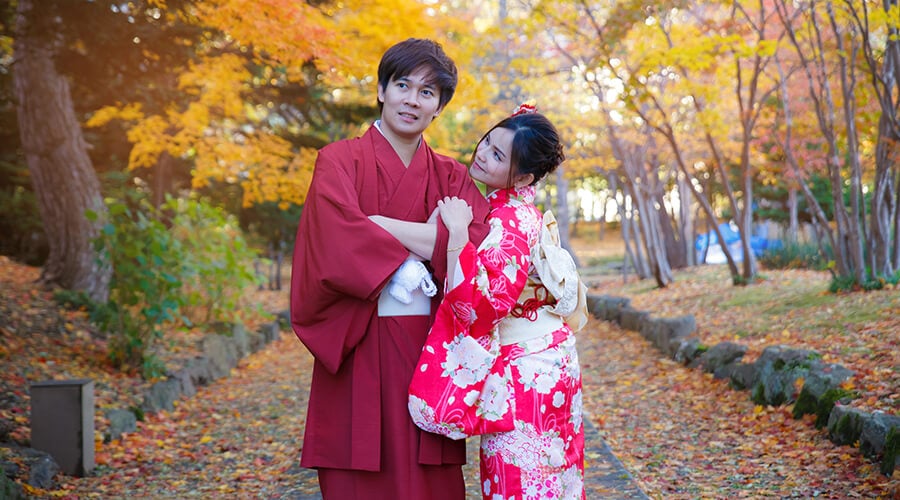 pareja viste kimono por la calle