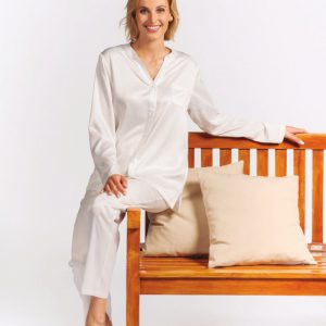 Mujer con pijama de raso blanco manga larga