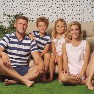 Familia vestida con pijamas veraniegos