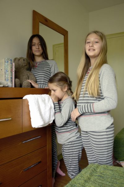 niñas con pijamas a juego estampados a rayas