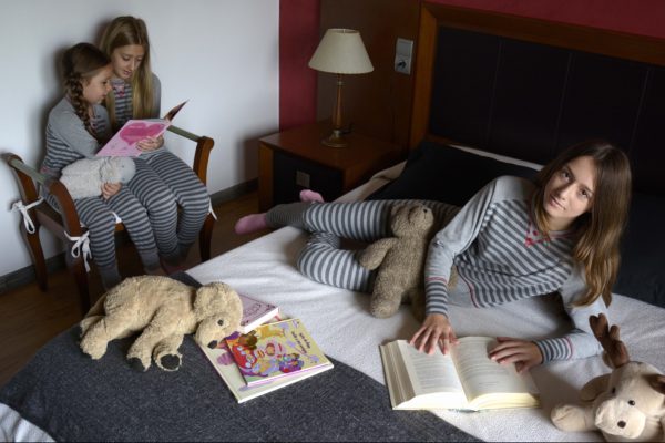3 hermanas comparten momentos de ocio en cómodos pijamas