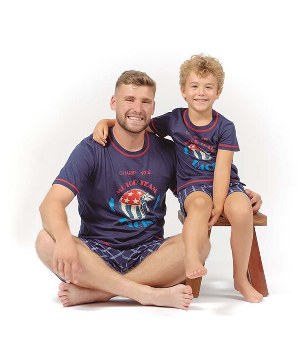 padre e hijo visten pijamas conjuntados