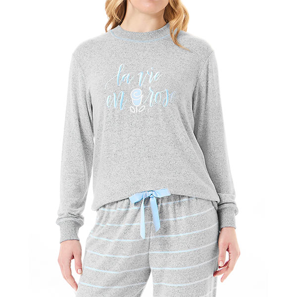 Homewear hombre de invierno 4 Woman in closed winter pyjamas with stripes and cuffs