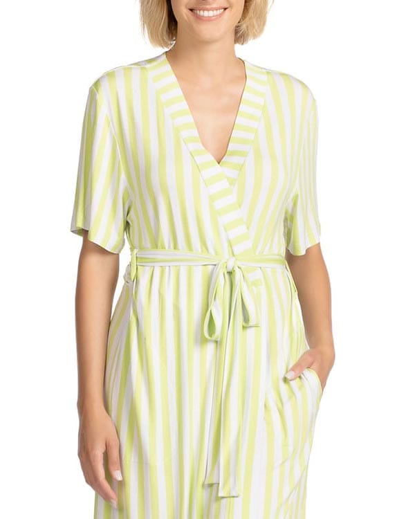mujer con bata corta de verano verde