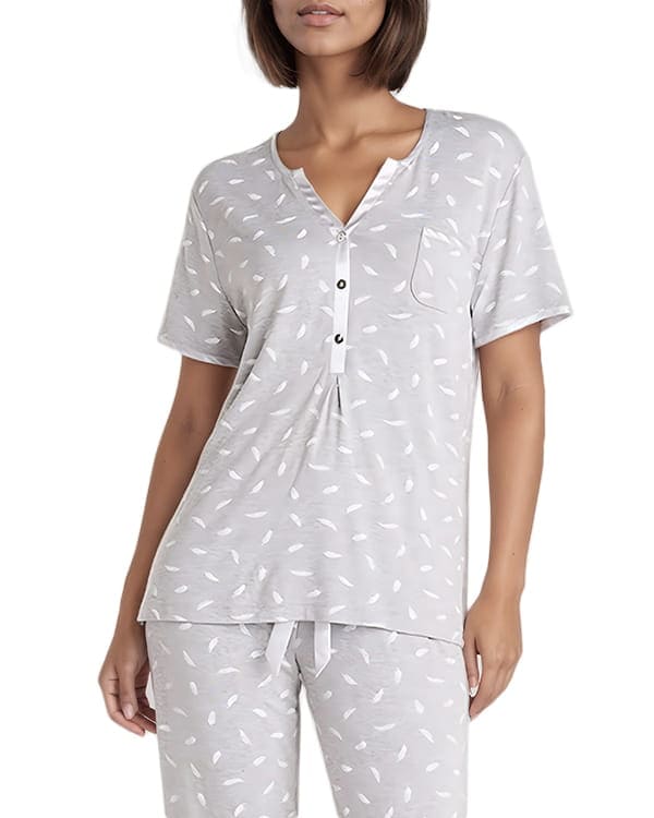 mujer con pijama largo de verano gris de manga corta