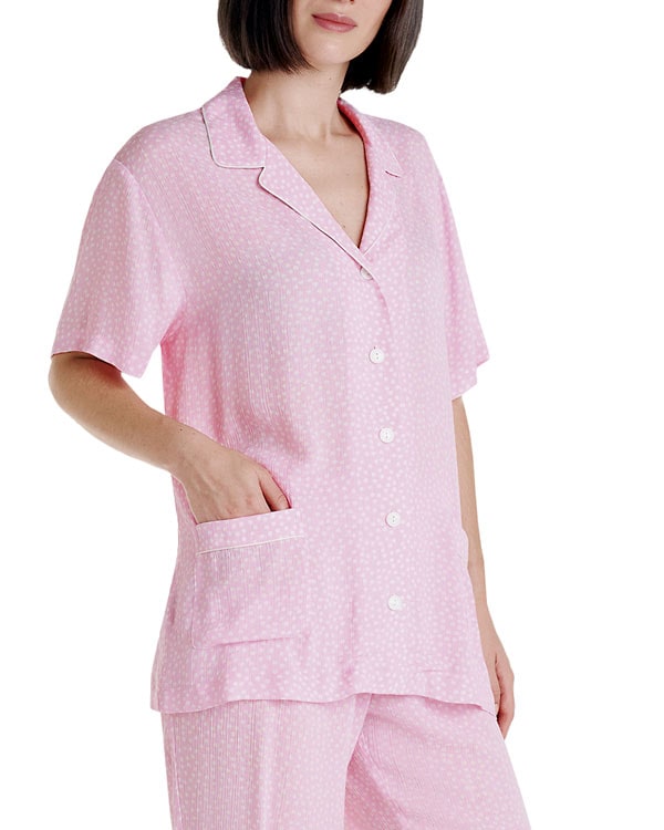 mujer con pijama largo rosa de verano a topitos