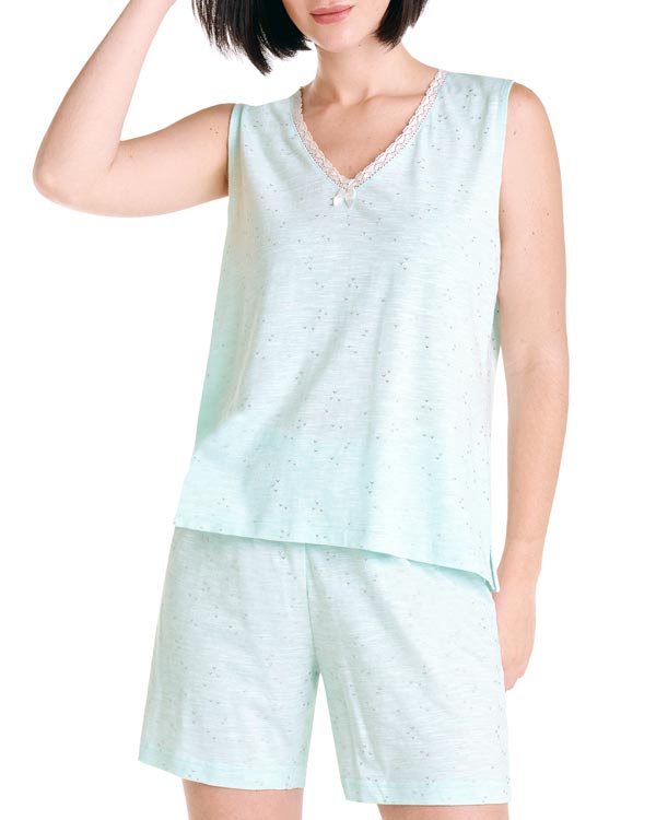 mujer con pijama veraniego sin mangas verde y pantalón a juego