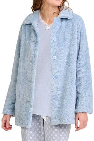 Mujer con bata polar azul acero abotonada