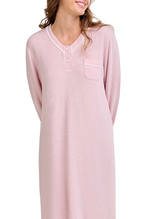 Mujer con bata de dormir rosa claro, manga larga, bolsillo en el pecho y ribetes blancos