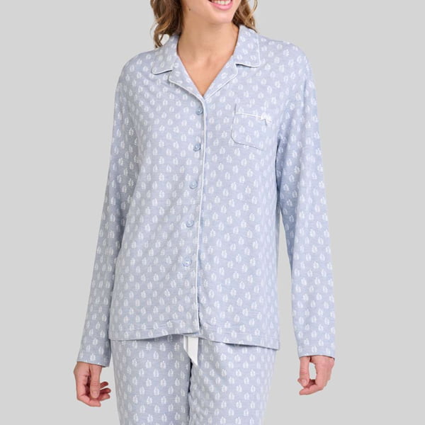 Lohe International 2 Mujer luce pijama azul de botones estampado blanco