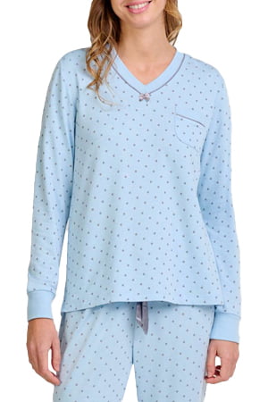 Mujer con pijama azul claro, estampado de puntos pequeños, manga larga y bolsillo en el pecho