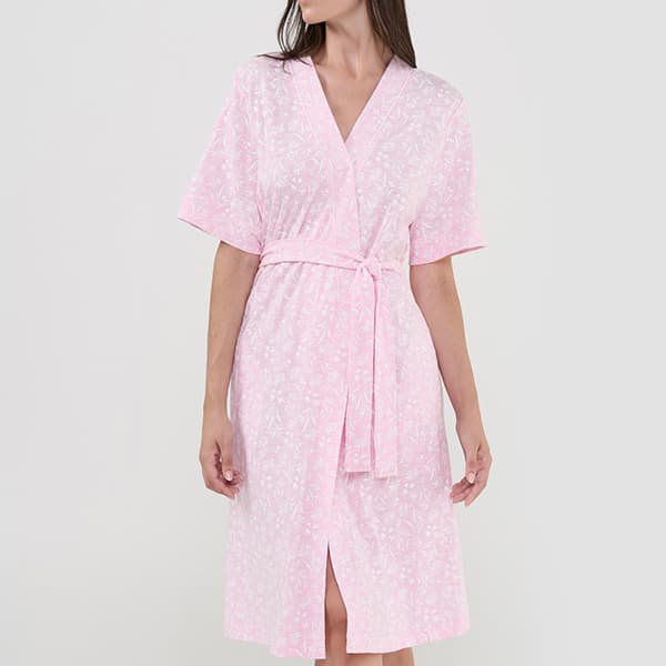 Mujer con ligera bata de verano de manga corta rosa flores