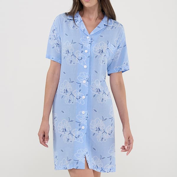 Mujer posa con camisón abierto de verano estampado celeste flores
