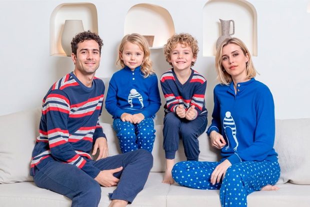 Family homewear Familia en sofá con pijamas de invierno posando para foto familiar