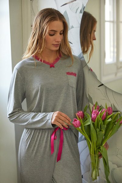 Mujer sentada luce pijama camisero de invierno en tonos camel a topos